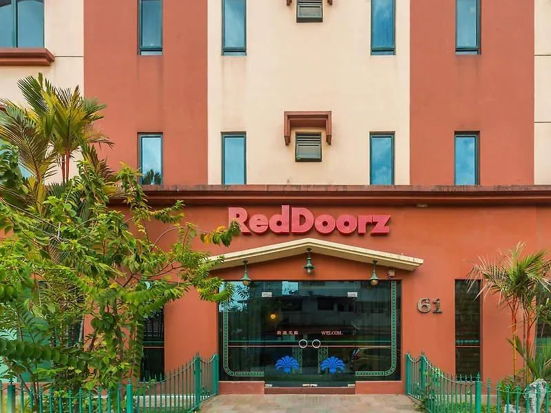 Отель Reddoorz At Geylang Сингапур