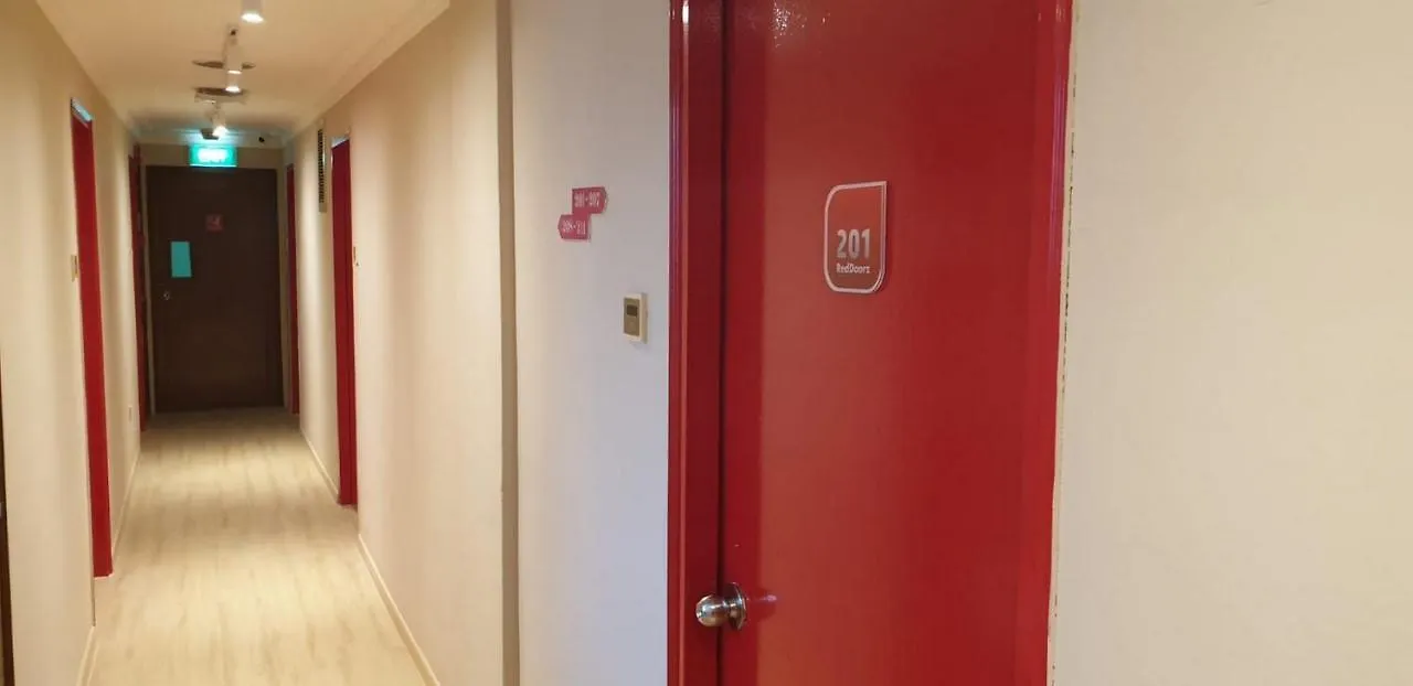 Отель Reddoorz At Geylang Сингапур Сингапур