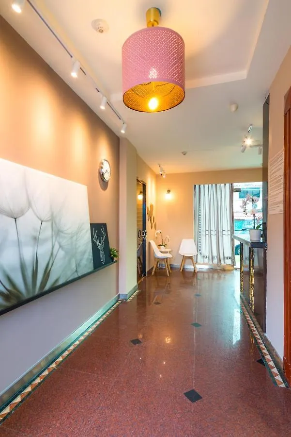 **  Отель Reddoorz At Geylang Сингапур Сингапур