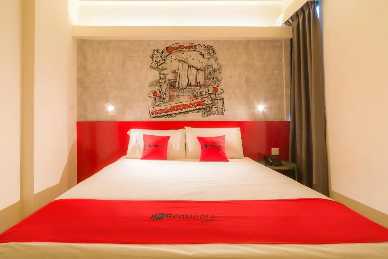 Отель Reddoorz At Geylang Сингапур